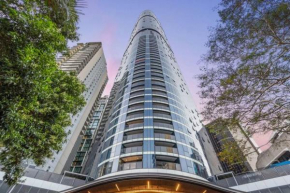 Location! CBD 2B1B Apt w/Parking, shared pool,gym